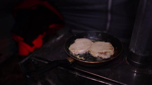 Deliciosos Filetes Fríen Una Estufa Camping Hay Humo Del Aceite — Vídeo de stock