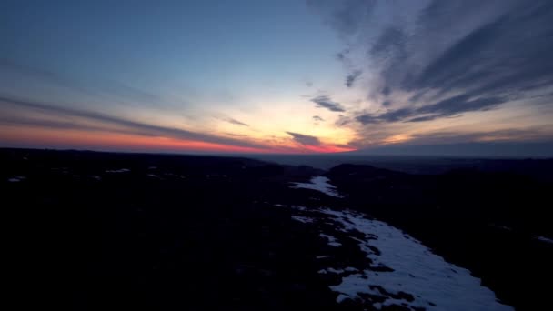 Червоно Помаранчевий Схід Сонця Видом Гори Сніг Блакитні Хмари Висіли — стокове відео