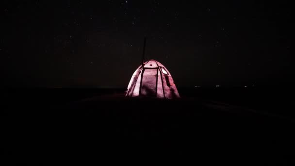 星空とテントのタイムラプス 観光客はベッドに行く 飛行機 人工衛星 隕石が空を飛んでいます ストーブの煙突から煙が出ている 地球は飛んでいる — ストック動画