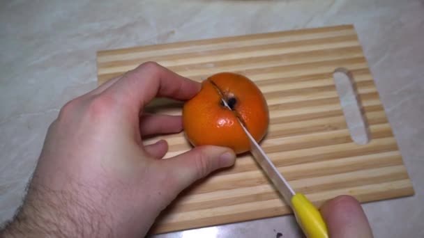Ich Schneide Eine Frische Mandarine Mit Einem Morschen Zentrum Orange — Stockvideo