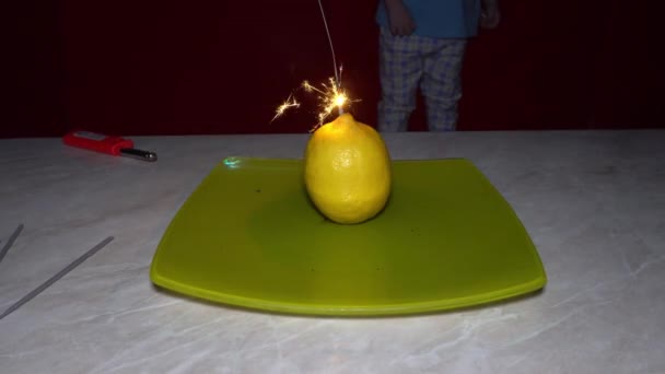 Горящий Бенгальский Огонь Внутри Сияющего Лимона Эксперимент Фруктами Тарелках Искры — стоковое видео