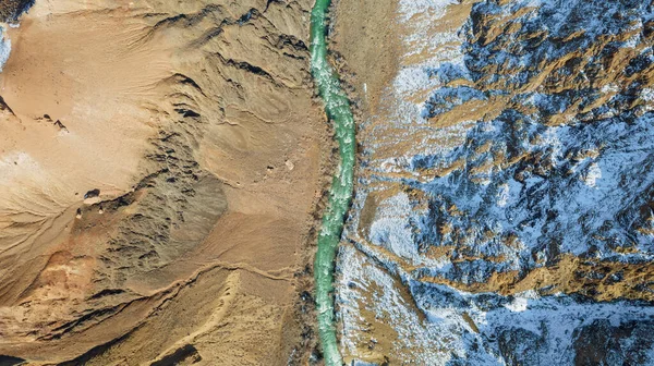 Een Lange Rivier Met Groen Water Charyn Canyon Witte Sneeuw — Stockfoto