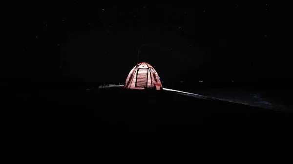 Sobası Olan Bir Çadır Yıldızlı Gökyüzünün Altında Duruyor Geceler Parlak — Stok fotoğraf