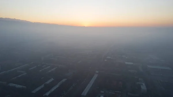 Epický Šedý Smog Viditelný Při Západu Slunce Nad Městem Letecký — Stock fotografie