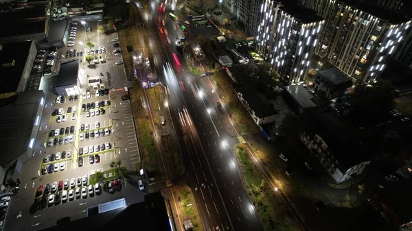 Νύχτα Βρέχει Άποψη Του Δρόμου Και Των Σπιτιών Αυτοκίνητα Περνούν — Φωτογραφία Αρχείου