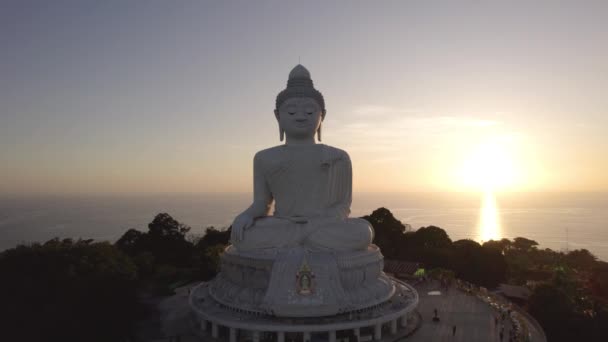 Великий Будда Заході Сонця Дрона Фантазія Люди Піднімаються Сходами Статуї — стокове відео