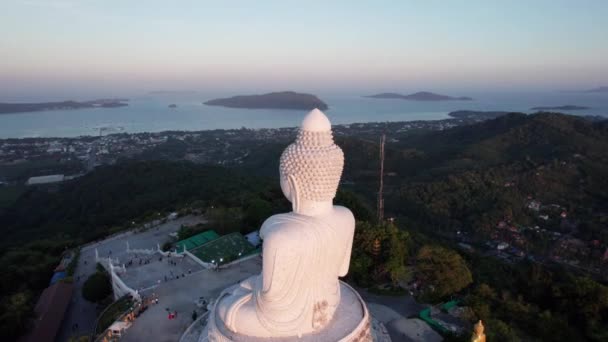 Nagy Buddha Naplementekor Egy Drónról Phuket Ben Emberek Felmásznak Szobor — Stock videók