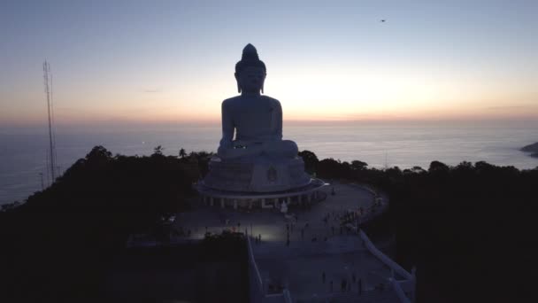Grande Buda Pôr Sol Vista Drone Phuket Pessoas Sobem Degraus — Vídeo de Stock