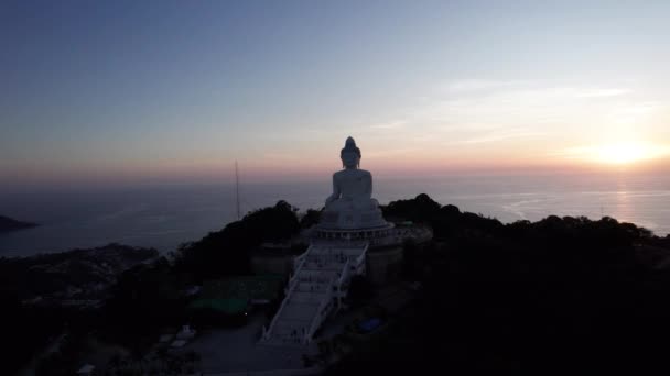 Nagy Buddha Naplementekor Egy Drónról Phuket Ben Emberek Felmásznak Szobor — Stock videók