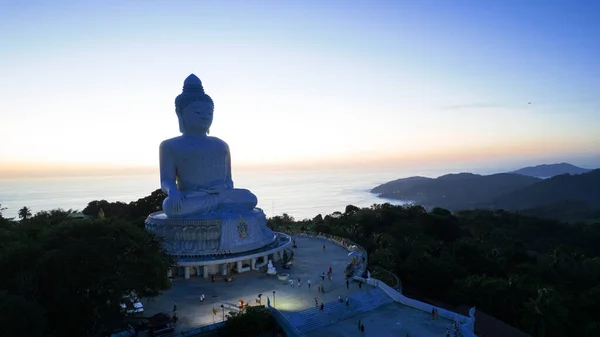 Gran Buda Atardecer Vista Desde Dron Phuket Gente Sube Las —  Fotos de Stock