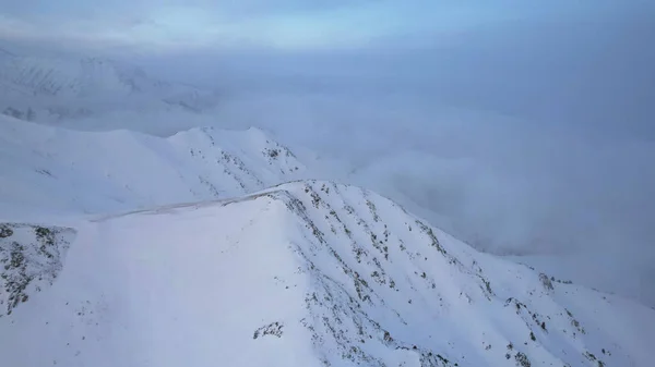 Mystieke Dageraad Met Wolken Besneeuwde Bergen Witte Heuvels Zijn Bedekt — Stockfoto