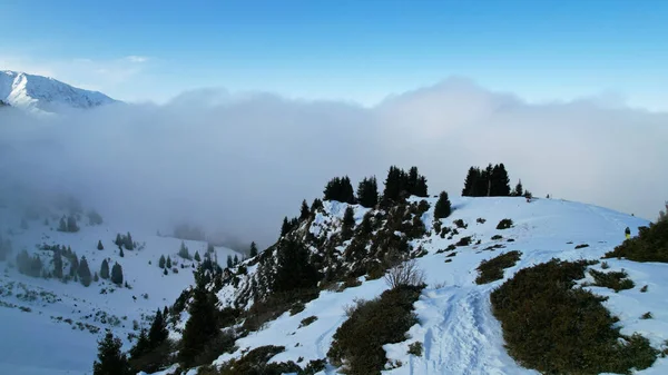 Białe Chmury Cumulus Śnieżnych Górach Zimie Promienie Słońca Padają Część — Zdjęcie stockowe
