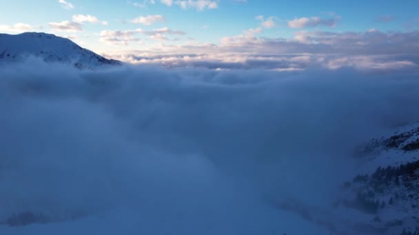 Літає Серед Океану Хмар Горах Туман Схожий Великі Океанічні Хвилі — стокове відео