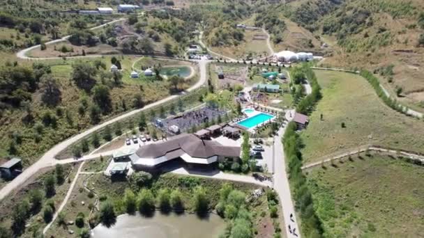 Vista Drone Rancho Com Hotéis Nas Montanhas Lagoa Grande Bonita — Vídeo de Stock