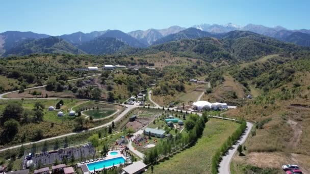 Drone Widok Ranczo Hoteli Górach Piękny Duży Staw Zielone Wzgórza — Wideo stockowe