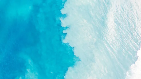 Bovenaanzicht Van Lichtblauw Water Met Wit Zand Golven Verhogen Zand — Stockfoto
