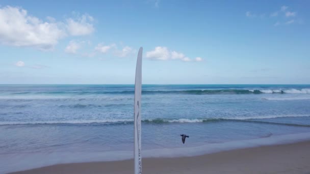 Вид Беспилотника Большие Океанские Волны Белые Облака Небе Всплески Волн — стоковое видео