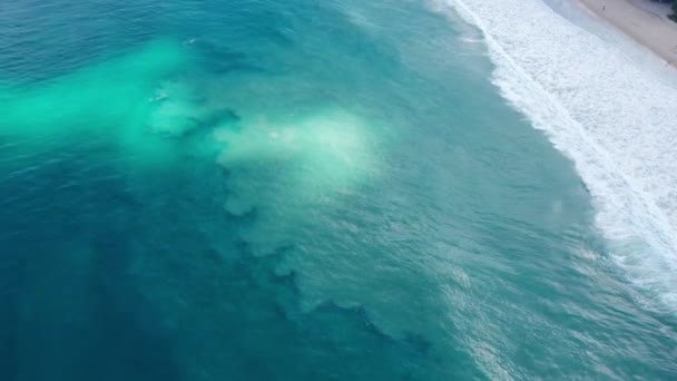 Turkuaz Okyanus Suyu Dalgaların Üst Görüntüsü Dalgalar Kumu Kaldırır Suyun — Stok video