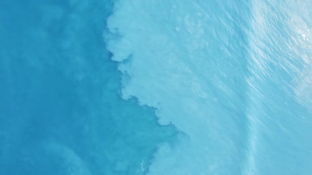 청록색 바닷물 파도의 꼭대기 파도는 모래를 일으키면서 그늘을 청색으로 바꾸어 — 비디오