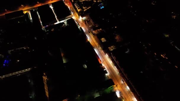 Widok Góry Drona Nocne Miasto Oświetlonej Drogi Przejeżdżają Różne Pojazdy — Wideo stockowe