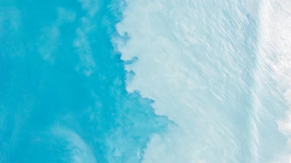 Vista Superior Água Azul Clara Com Areia Branca Ondas Levantam — Fotografia de Stock