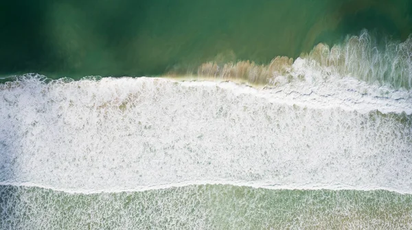 Horní Pohled Bouřlivý Oceán Stíny Mraků Vlny Zvedají Hnědý Písek — Stock fotografie