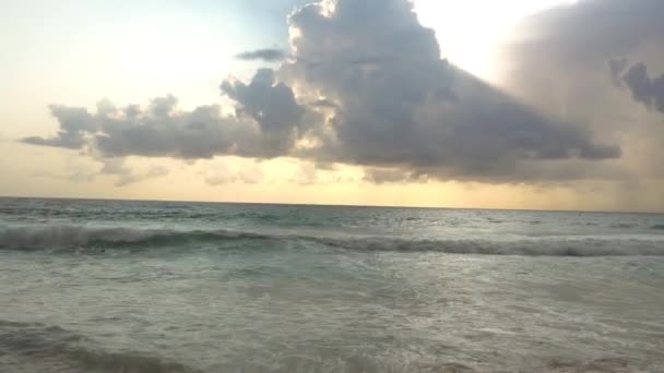 Velké Dešťové Mraky Nad Zuřícím Mořem Při Západu Slunce Vlny — Stock video