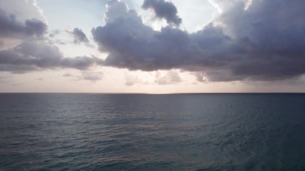 Hermosa Puesta Sol Con Vistas Mar Las Nubes Vista Superior — Vídeos de Stock