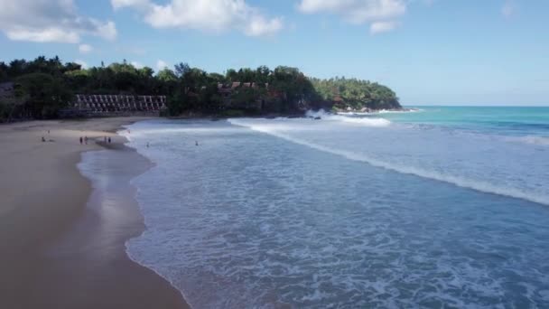 用碧绿的海水俯瞰海滩 水流使沙子上升 水的颜色变成深蓝色 绿色棕榈树和漂亮的房子 一个遥远的岛屿 卡隆海滩 — 图库视频影像