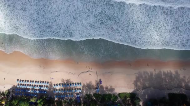 Górny Widok Ocean Falami Plażą Jasnożółty Piasek Jest Mokry Wody — Wideo stockowe