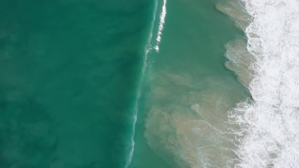 Вид Сверху Бирюзовую Океанскую Воду Волны Волны Поднимают Песок Меняя — стоковое видео