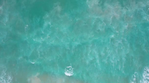 Вид Сверху Бирюзовое Море Волнами Пляжем Волны Поднимающие Песок Снизу — стоковое видео
