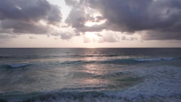 Deniz Manzaralı Bulutlu Güzel Bir Gün Batımı Kumlu Bir Sahil — Stok video