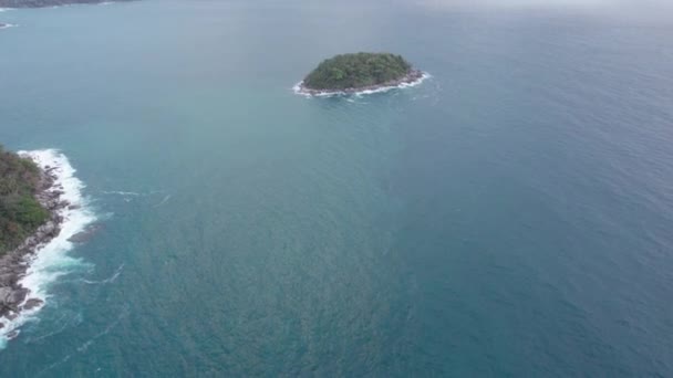 Вид Зверху Зелений Острів Посеред Океану Темно Зелена Вода Хмар — стокове відео