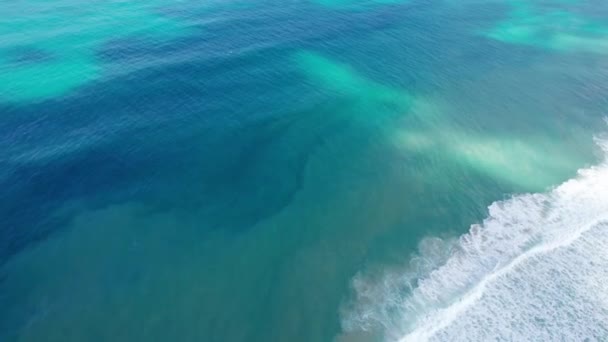 Вид Сверху Бирюзовую Океанскую Воду Волны Волны Поднимают Песок Меняя — стоковое видео