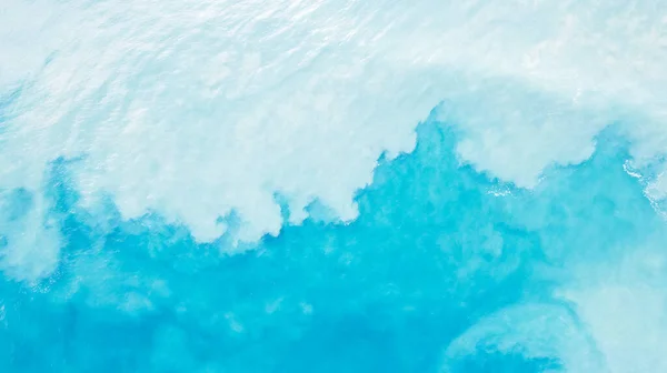Bovenaanzicht Van Lichtblauw Water Met Wit Zand Golven Verhogen Zand — Stockfoto