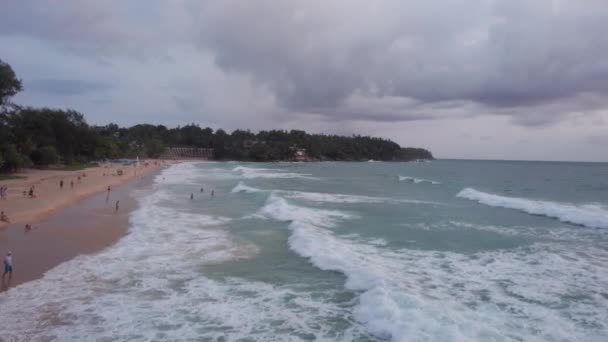 Красивый Закат Видом Море Облака Вид Сверху Дрона Песчаный Пляж — стоковое видео