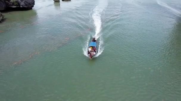 Barco Tailandês Cauda Longa Navega Entre Ilhas Phang Nga Altas — Vídeo de Stock