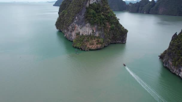 Bateau Thaïlandais Longue Queue Navigue Parmi Les Îles Phang Nga — Video