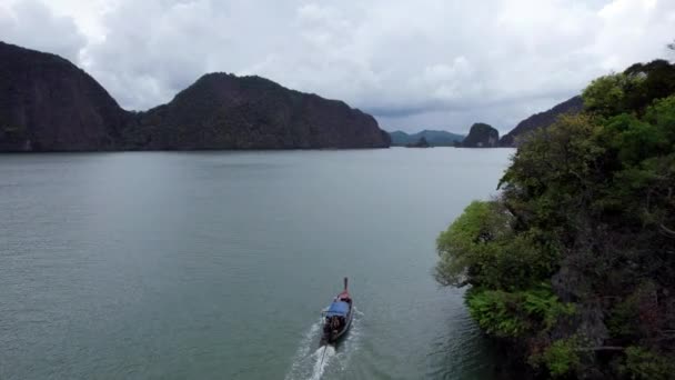 Long Tailed Thai Boat Sails Islands Phang Nga High Limestone — Stock Video