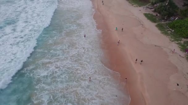 Красивый Закат Видом Море Облака Вид Сверху Дрона Песчаный Пляж — стоковое видео