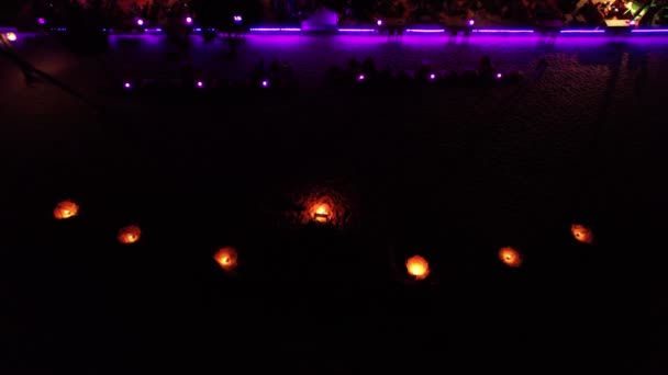 在普吉岛上的海滩上 俯瞰着火灾现场的景象 拿着火把的人坐在咖啡店里穿过观众席 建筑和灯光的俯瞰 从火中喷出的火花 — 图库视频影像