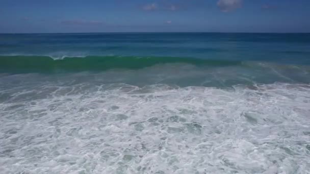 Dron Widok Duże Fale Oceanu Białe Chmury Niebie Odłamki Fal — Wideo stockowe