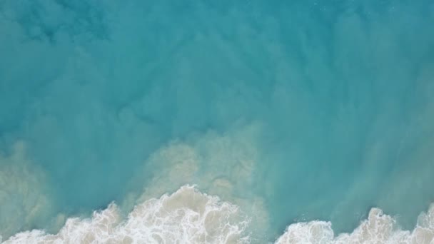 Widok Turkusowy Ocean Wody Fale Fale Podnoszą Piasek Zmieniając Odcień — Wideo stockowe