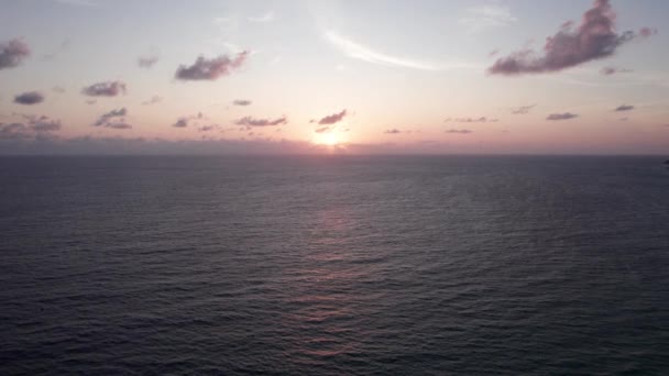 Bovenaanzicht Van Een Rode Zonsondergang Boven Zee Met Wolken Het — Stockvideo
