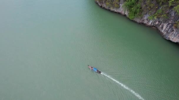 Barco Tailandês Cauda Longa Navega Entre Ilhas Phang Nga Altas — Vídeo de Stock