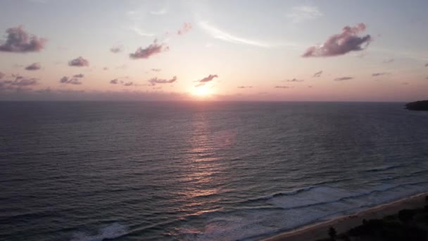 Blick Von Oben Auf Einen Roten Sonnenuntergang Über Dem Meer — Stockvideo