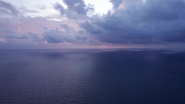 Nsansız Hava Aracından Denizin Üzerinde Dramatik Bir Gün Batımı Karanlık — Stok video