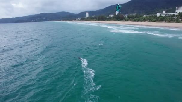 Een Man Rijdt Golven Van Oceaan Kitesurfen Groen Transparant Water — Stockvideo