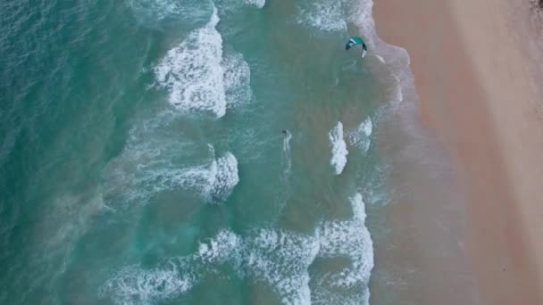 Парень Ездит Океанским Волнам Кайтсерфинге Зеленая Прозрачная Вода Желтый Песок — стоковое видео